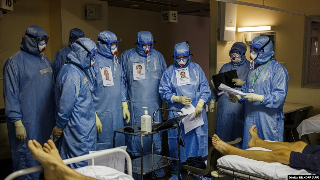 Criza sanitară din Rusia are loc în contextul în care doar 35% din populația țării este vaccinată complet. În fotografie, un grup de medici care lucrează în secția ATI Covid din spitalul de urgență Moscova Sklifosovsky, 20 octombrie 2021.