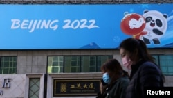 Չինաստան - 2022-ի ձմեռային Օլիմպիական խաղերի գովազդային վահանակ Պեկինի փողոցներից մեկում, արխիվ
