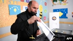Vladajući Pokret Samoopredeljenje, na čijem je čelu aktuelni premijer Aljbin (Albin) Kurti, na nedeljnim lokalnim izborima nije osvojio niti jednu opštinu u prvom krugu (na fotografiji glasanje u Prištini 17. novembra 2021)