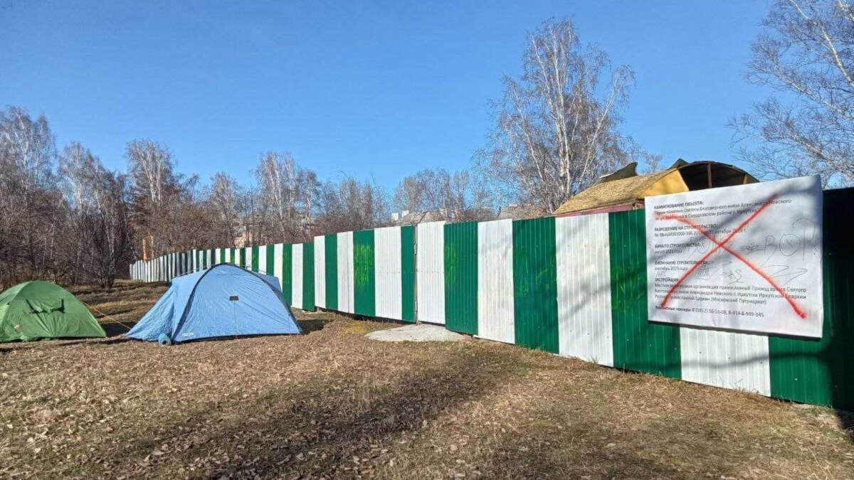 По прибытии на поляну мы разбили лагерь. Палаточный лагерь. Забор для палаточного лагеря. Палаточный лагерь Приморск. Палаточный лагерь Иркутск.