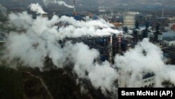 Na ovoj fotografiji od 28. novembra 2019. dižu se dim i para iz fabrike za preradu uglja u Hejinu u centralnoj kineskoj provinciji Shanxi