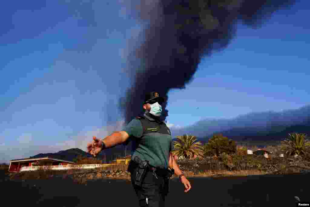 Іспанська цивільна гвардія наказує журналістам залишити район в Лас-Манчасі, який був виселений через виверження вулкану Кумбре-В&#39;єха на Канарському острові Ла-Пальма, Іспанія, 4 жовтня 2021 року