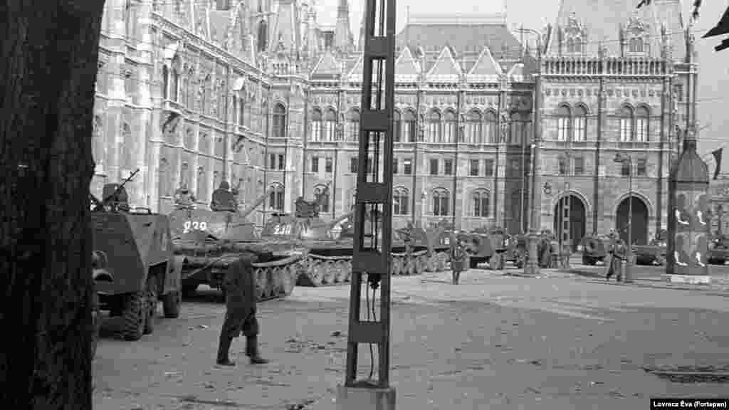 A Parlament 1956-ban, tankokkal körülvéve, és 65 évvel később.