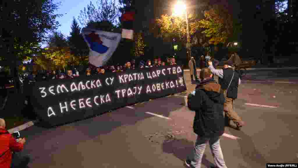 Saobraćaj na Bulevaru Kneza Alekssandra Karađorđevića, gde se nalazi američka ambasada, je zaustavljen.