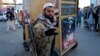 Вооруженный боевик «Талибана» на кабульском рынке требует от фотографа не снимать его. 15 октября 2021 года 