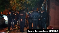 Сотрудники полиции и активисты ночью под РОВД