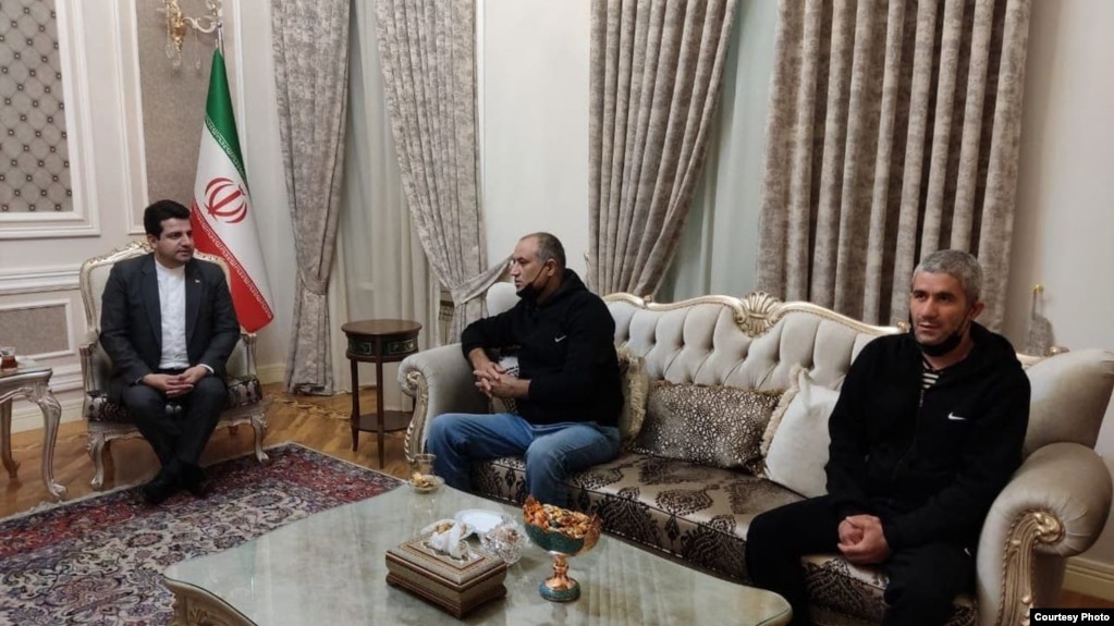 دو راننده ایرانی بازداشتشده پس از آزادی در سفارت ایران در باکو