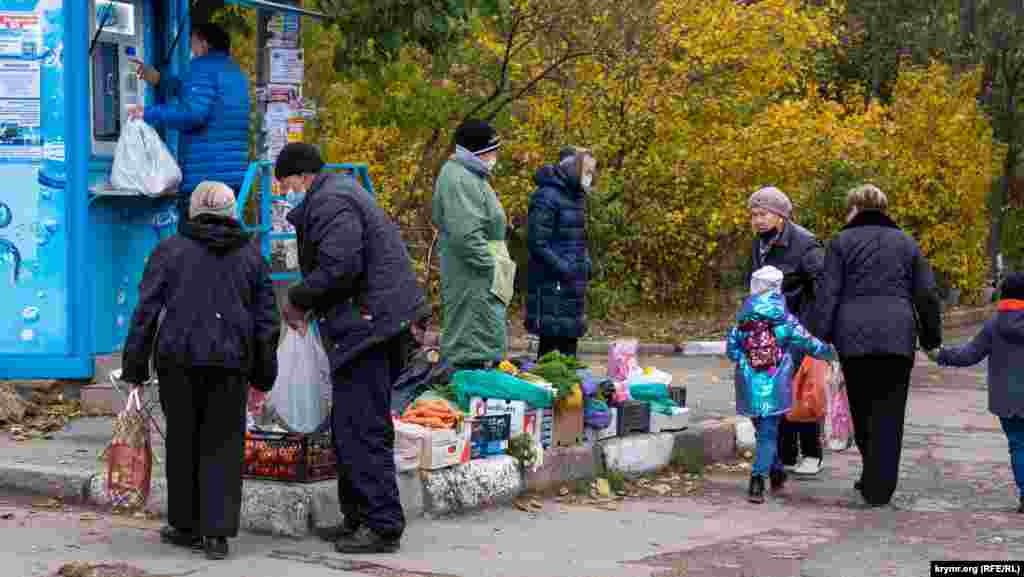 На стихійному ринку вулиці 60 років Жовтня. Влада Криму зобов&#39;язала жителів віком від 65 років не залишати свої будинки в період із 25 жовтня до особливого розпорядження, за винятком випадків прямої загрози життю та здоров&#39;ю та ще низки причин 