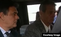 Regele Mihai, întors de autoritățile române din drumul spre Curtea de Argeș, în decembrie 1990.