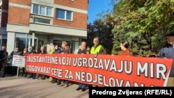 Građani su na protestu ispred zgrade Ureda visokog predstavnika (OHR) u Sarajevu upozorili da trenutna politička situacija u Bosni i Hercegovini ugrožava mir i stabilnost (25. oktobar 2021.)