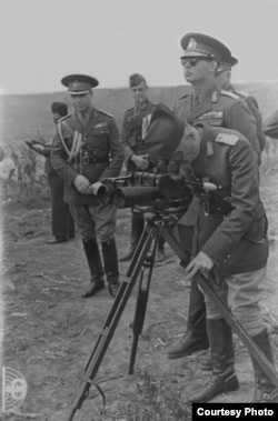 Regele Mihai al României, aflat pe frontul de Est alături de generalul Ion Antonescu.