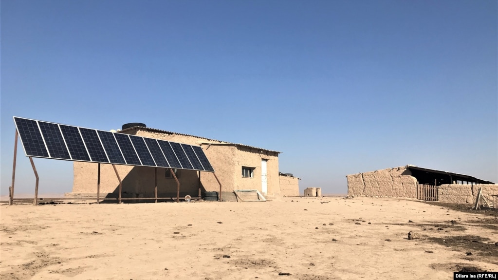 Домик скотовода на точке с солнечными батареями рядом. Сарыагашский район, 14 октября 2021 года
