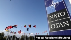 Flamujt e shteteve anëtare shihen pranë selisë së NATO-s në Bruksel të Belgjikës. Fotografi nga arkivi.