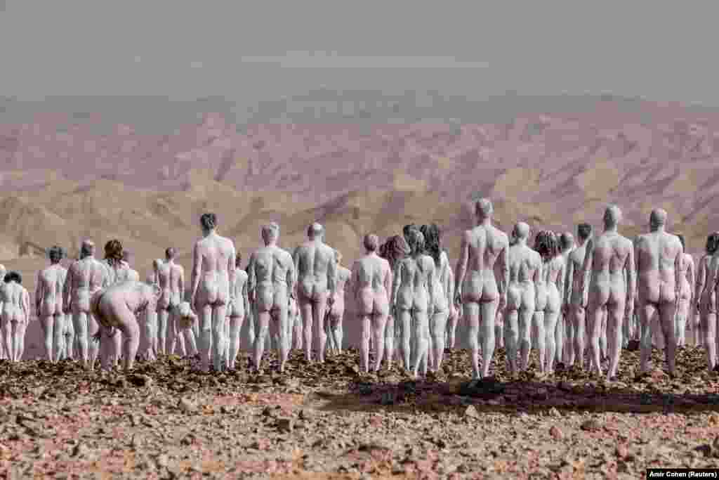Fehérre festett meztelen modellek Spencer Tunick fotózásán október 17-én. A művész a Holt-tenger kiszáradására akarja felhívni a figyelmet új projektjével