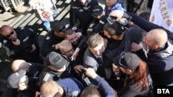 Протестиращи се опитаха да се доберат до министъра образованието Николай Денков при излизането му от Министерския съвет. С помощта на полицията не се стигна до по-сериозен инцидент