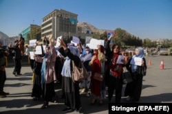 Një grup i grave afgane marrin pjesë në protestën në Kabul më 21 tetor.