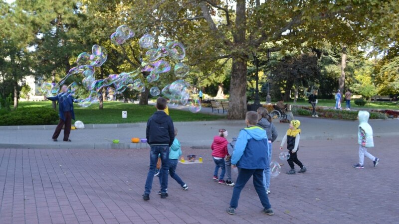 Дети играют с мыльными пузырями на Приморском бульваре в Севастополе | Крымское фото дня