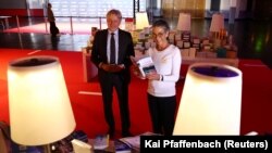 Juergen Boos, directorul Târgului de carte de la Frankfurt și președinta Asociației editorilor germani Karin Schmidt-Friderichs înainte de deschiderea oficială a târgului