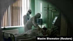 Пациент с коронавирусом в больнице в России. Иллюстративное фото. 