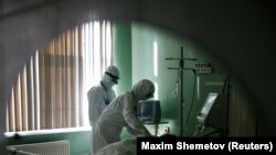 Ruski ljekari sa pacijentom na COVID odjeljenju intenzivne njege bolnice u gradu Orelu, oktobar 2021.
