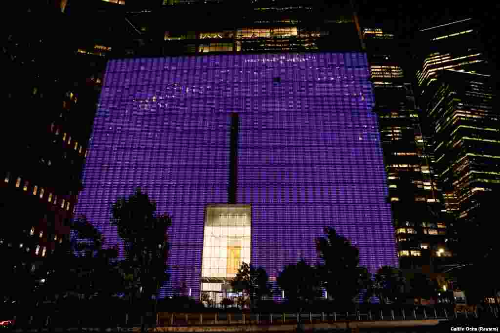 Lila fénnyel világították ki a One World Trade Centert a nyolcadik alkalommal megtartott NYC Go Purple (Lilába öltözik New York városa) nap alkalmából, hogy felhívják a figyelmet a családon belüli bántalmazásra