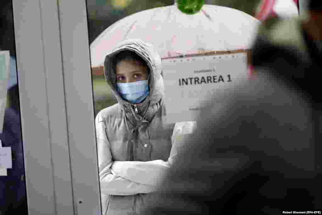 Жінка дивиться крізь вікно приймальні відділення COVID-19 Інституту пневмології імені Маріуса Наста в Бухаресті 15 жовтня &nbsp;