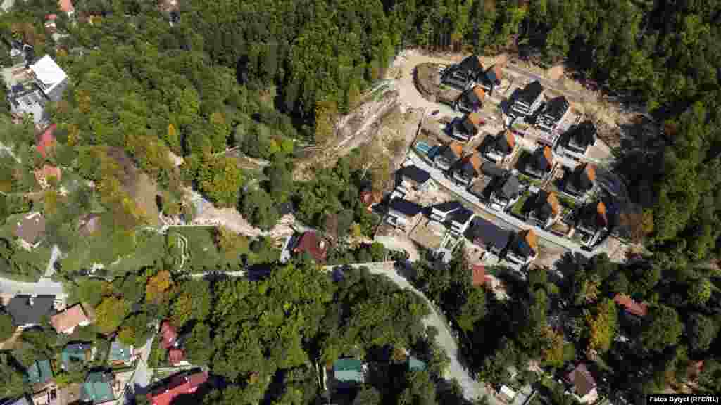 Në qendrën e skijimit në Brezovicë, drunjtë prehen për t&#39;i bërë vend shtëpive e vilave të reja që po ndërtohen në këtë zonë.&nbsp; &nbsp;