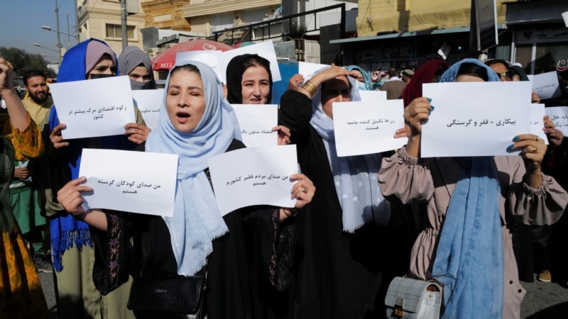 Mai mulți jurnaliști care relatau despre un protest al femeilor la Kabul au fost atacați de militanți Taliban