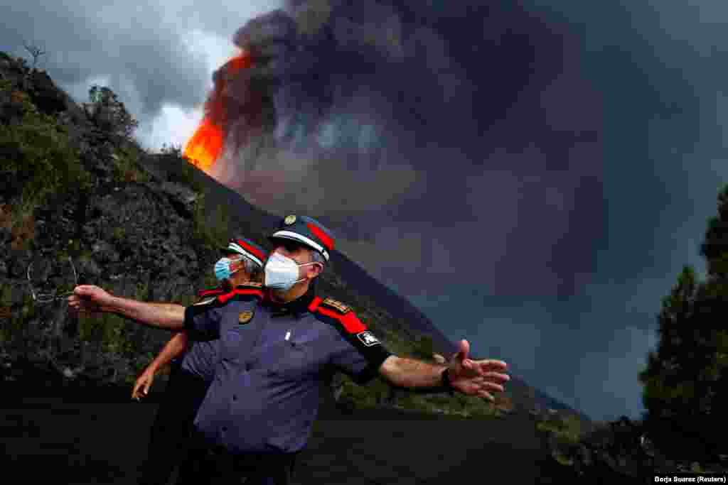 Rendőrök állják el a vulkán felé vezető utat a turisták elől szeptember 22-én