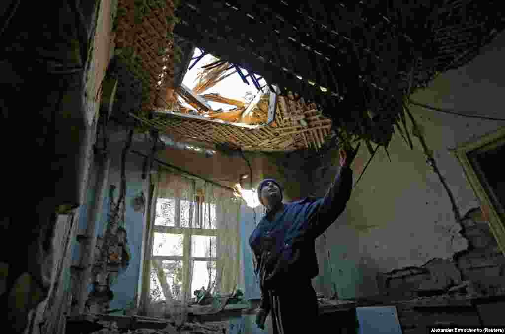 42-гадовы Яўген Лысак знаходзіцца ўнутры свайго дома, які, па словах мясцовых жыхароў, быў пашкоджаны падчас нядаўняга абстрэлу, на ўскраіне кантраляванага баявікамі Данецка