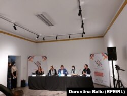 Paneli i diskutimit “ A mund të vritet kultura?”. Nita Luci, antropologe, Milan Antonijeviq, avokat i të drejtave të njeriut, Maja Stojanoviq, Iniciativa Civile, Jeton Neziraj, Qendra Multimedia.