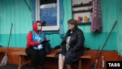 Popisničarka prikuplja podatke od stanovnika udaljenog sela Ostrovnoje u ruskoj regiji Sverdlovsk u aprilu 2021.