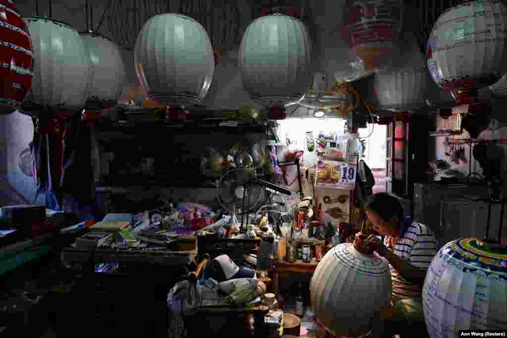 Dong Teng-siang a családjában már harmadik generációsként készít lámpásokat Csinmenben