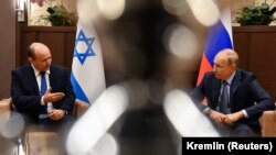 Израилдин премьер-министри Нафтали Беннет менен Орусиянын президенти Владимир Путин. Архивдик сүрөт.