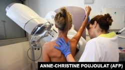 Mammográfiai vizsgálat egy franciaországi rákközpontban, Marseille-ben, 2017. október 9-én.
