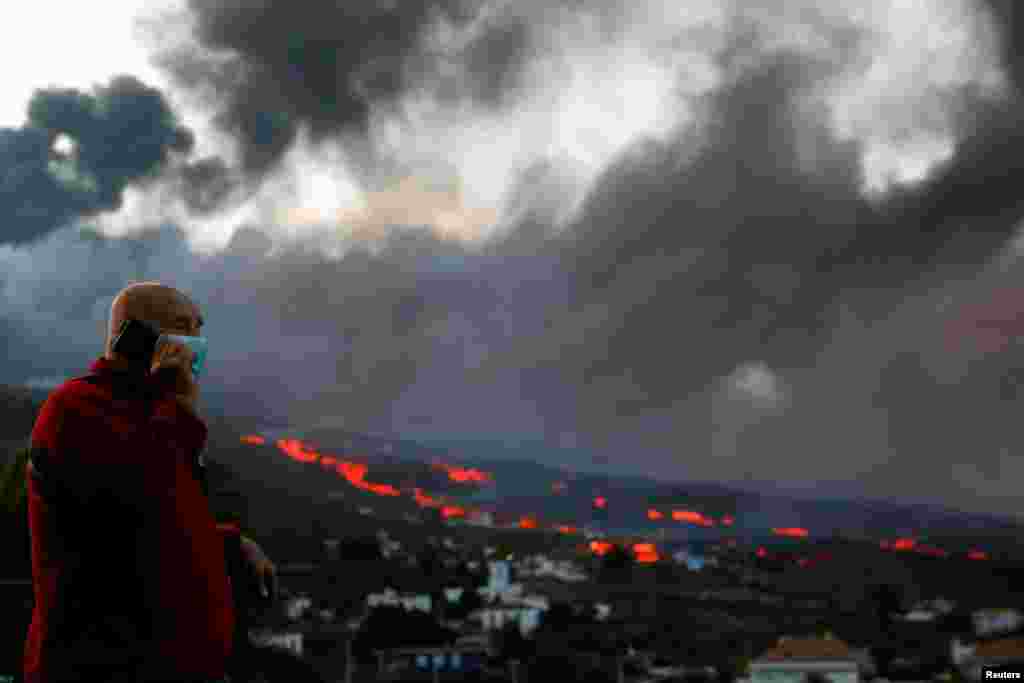 Зоїло Лоренцо, якого евакуювали з району Мартела, стежить за тим, як тече лава, сподіваючись, що вона не зруйнує його будинок. Вигляд із&nbsp;Таджуйе, острів Ла-Пальма,&nbsp;Канарські острови, Іспанія, 19 жовтня 2021 року