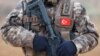 Një pjesëtar i forcave speciale të policisë turke. Fotografi ilustruese nga arkivi. 