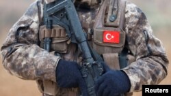 Një anëtar i forcave speciale policore të Turqisë në Azaz të Sirisë.