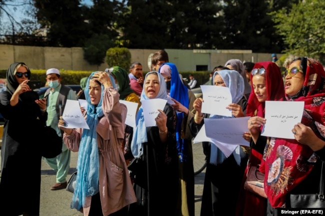 Афганские женщины на акции протеста против закрытия школ для девочек