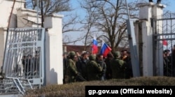 Захват российскими военными украинской военной базы в Новоозерном в Крыму в марте 2014 года