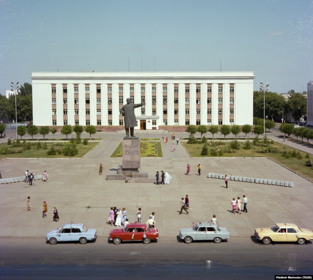 A statue of Lenin stands in front of the Communist Party headquarters in Uralsk in 1981, when Omarova was attending school in the town.