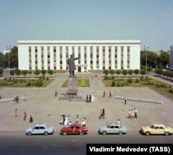 A statue of Lenin stands in front of the Communist Party headquarters in Uralsk in 1981, when Omarova was attending school in the town.