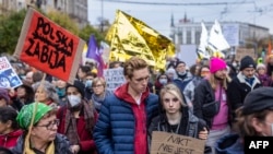 Pamje nga protestat e mbajtura në Varshavë kundër ndaljes së migrantëve në kufi me Bjellorusinë.