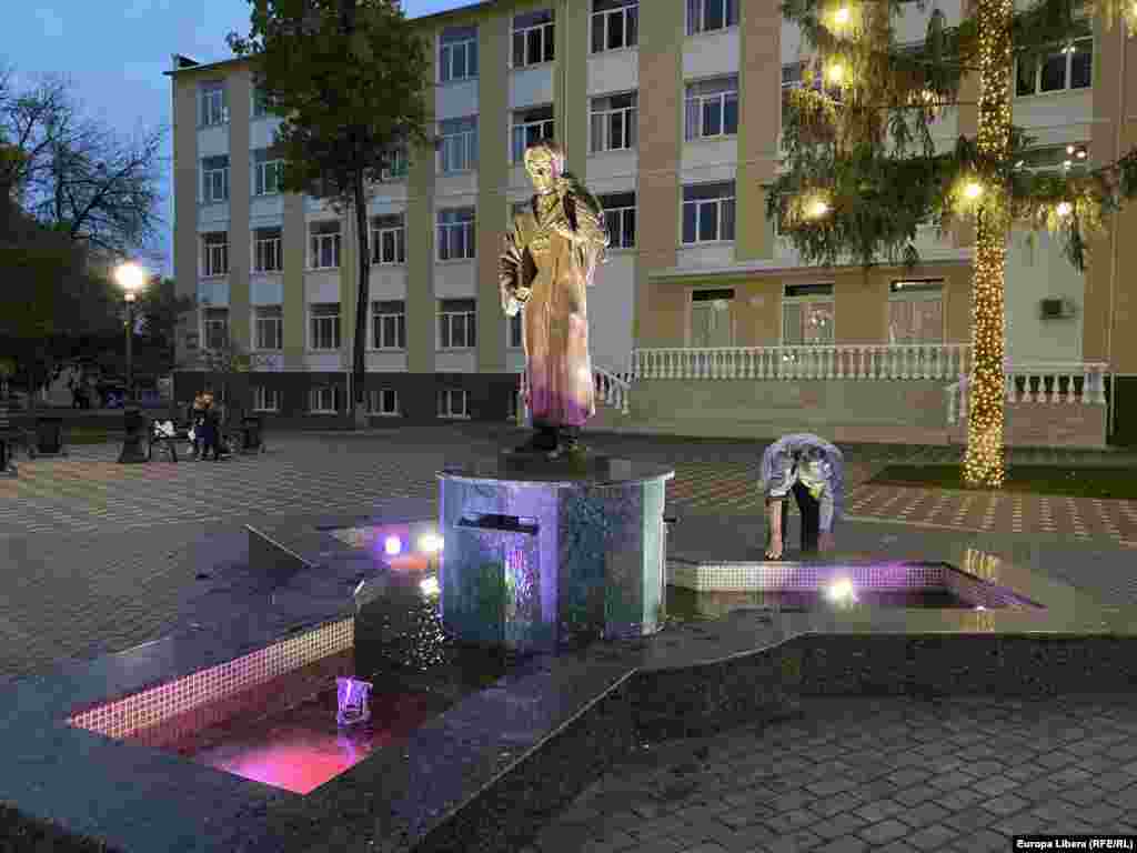 Statuia lui Harry Potter, în apropierea universității din Tiraspol.