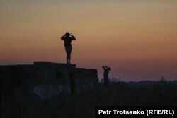 Подростки пытаются выйти в интернет. Село Чеботарево, Западно-Казахстанская область. 27 августа 2021 года