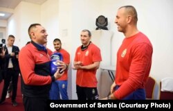 Ministri serb i Mbrojtjes, Aleksandar Vulin, shihet me boksierët serbë para nisjes së Kampionatit Botëror të Boksit. 22 tetor, Beograd.