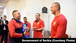 Ministri i Punëve të Brendshme i Serbisë, Aleksandar Vulin, takon ekipin kombëtar të Serbisë në prag të Kampionatit Botëror të Boksit, i cili po mbahet në Beograd. Tetor, 2021.