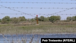 Колючая проволока и пограничный столб Российской Федерации. Село Коптогай, Атырауская область, Казахстан, 4 мая 2021 года