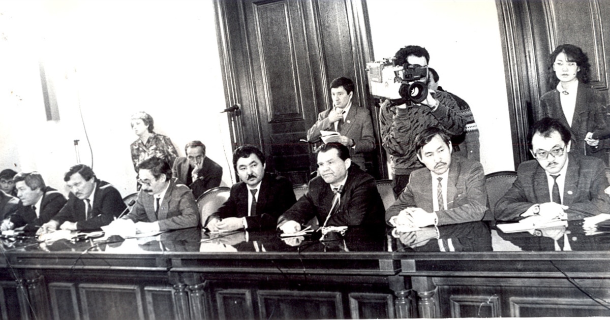 Кішкентай әпкем қолымен мығымды алды