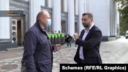 Голова фракції «Слуга народу» Давид Арахамія спілкується з журналістом «Схем» Сергієм Андрушком